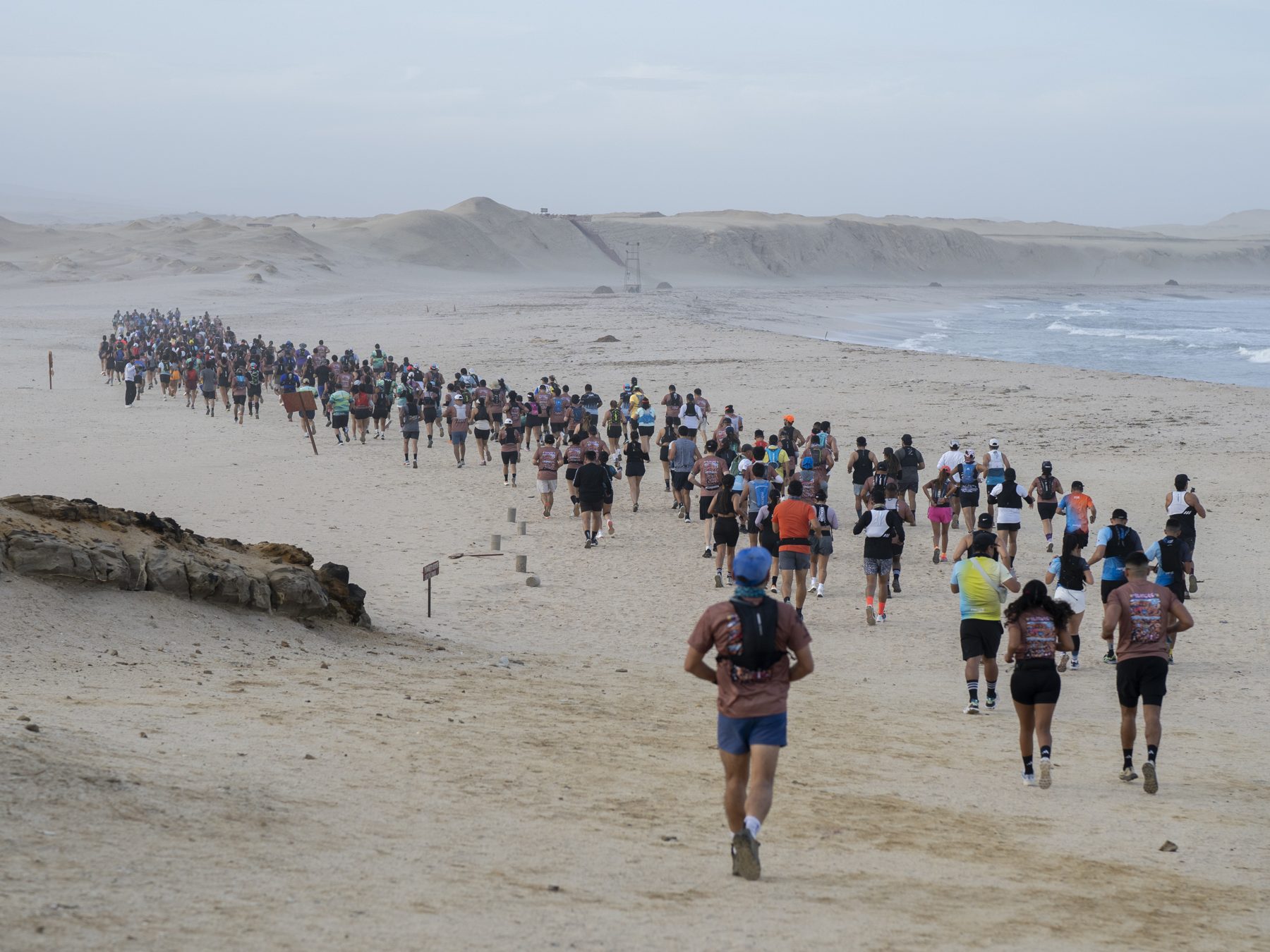Cientos de corredores avanzan por la playa en la Reserva Nacional de Paracas